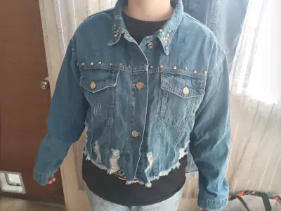 Chaqueta de mezclilla con tachas - miniatura 2