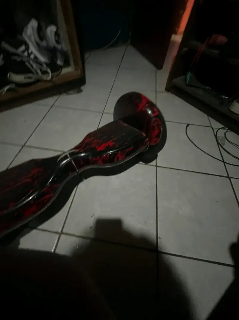 Hoverboard eléctrico rojo y negro - 1