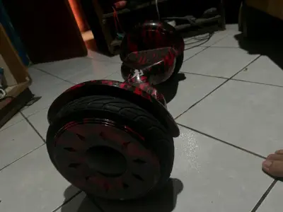 Hoverboard eléctrico rojo y negro - miniatura 5