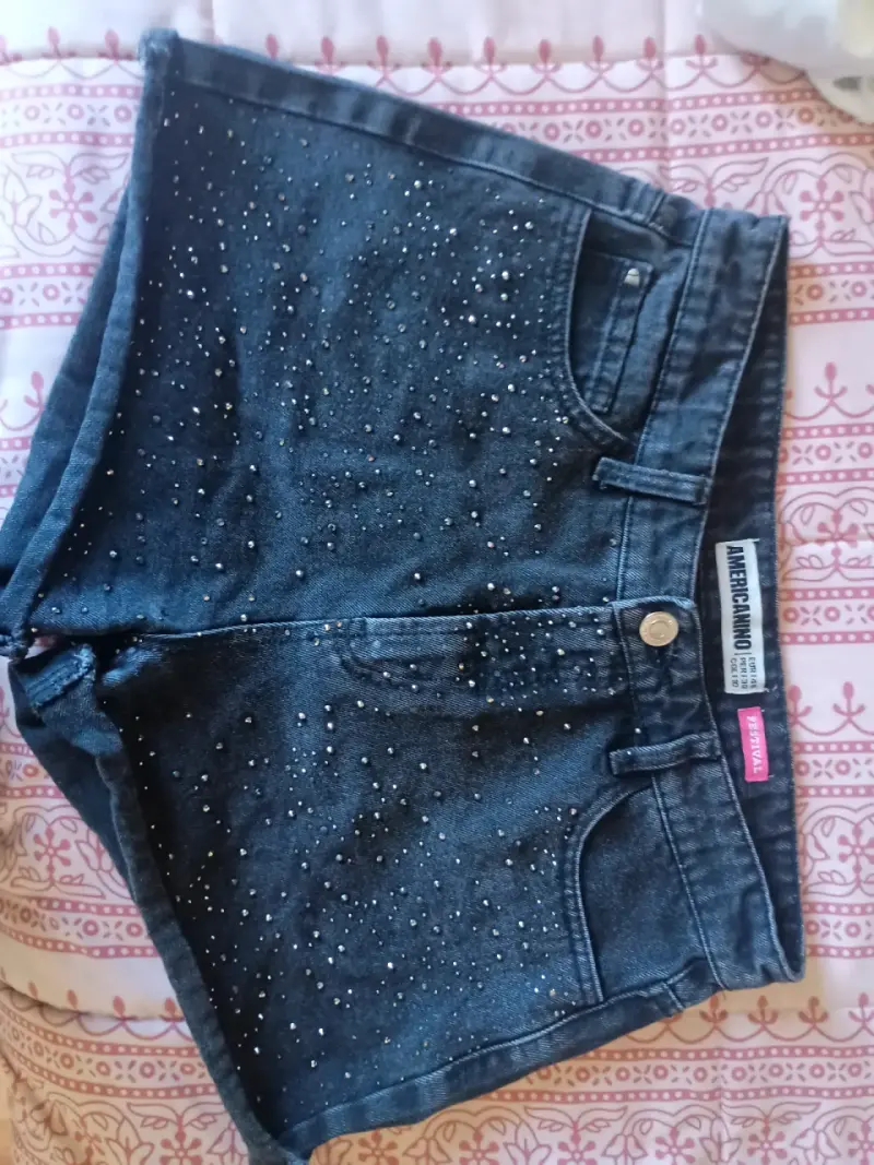 Short de mezclilla con brillantes