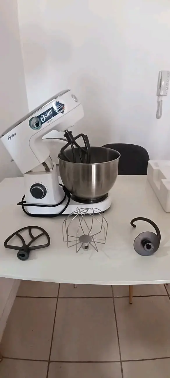 Batidora de pie Oster con accesorios