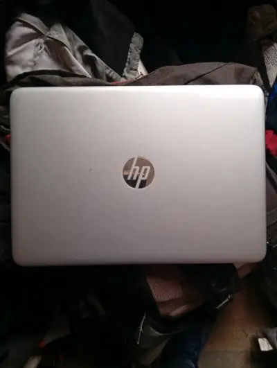 Laptop HP en buen estado - miniatura 1