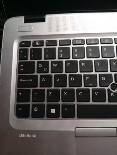 Laptop HP en buen estado - miniatura 3