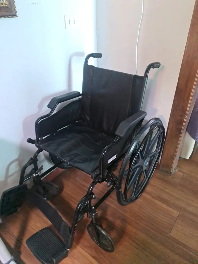 Silla de ruedas negra