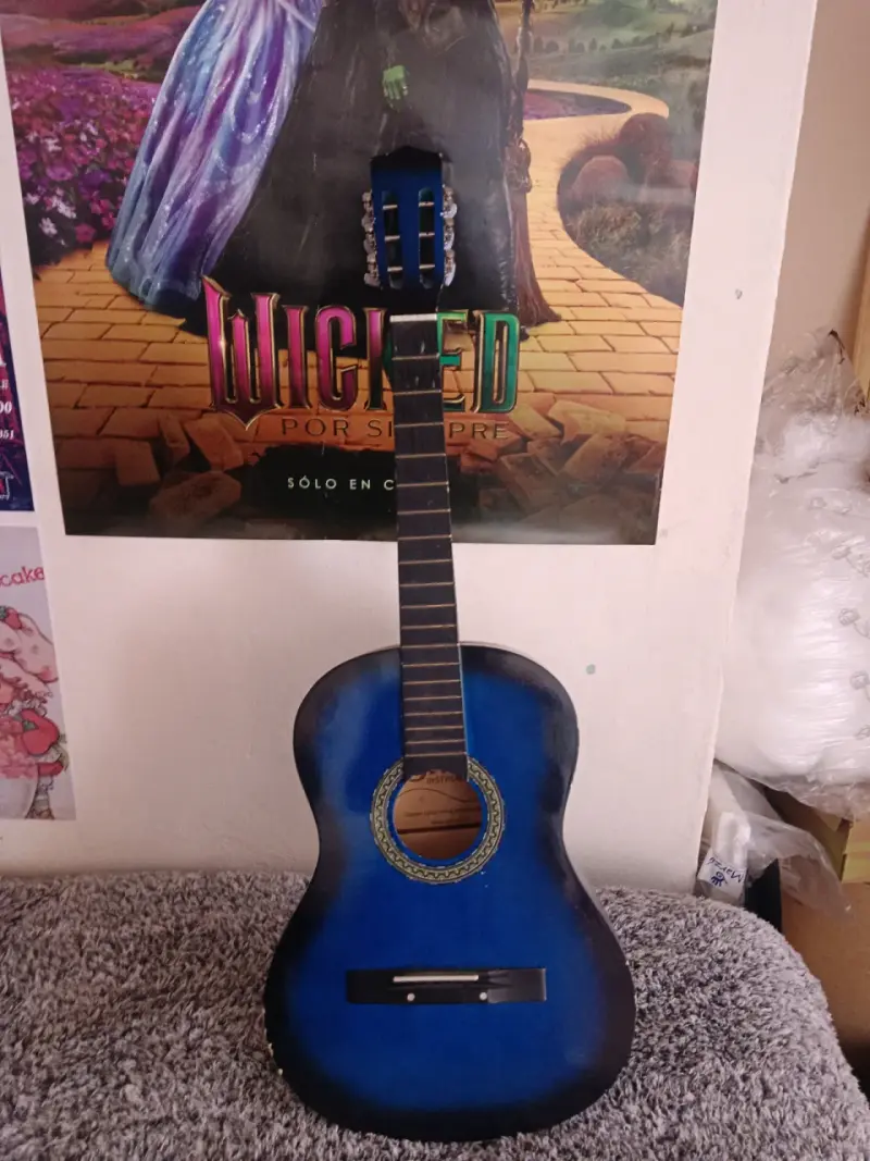 Guitarra acústica azul
