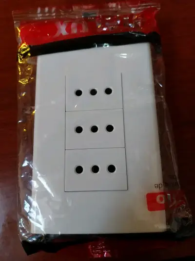 Toma corriente triple nueva - miniatura 1
