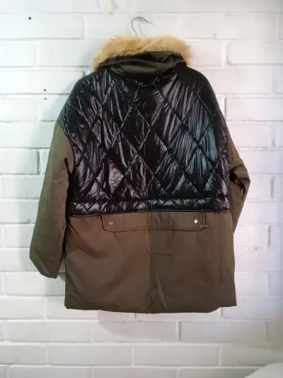 Parka acolchada con cuello peludo - miniatura 2