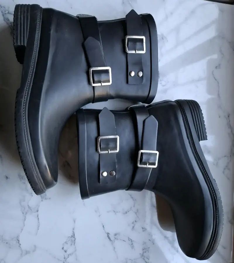 Botas de agua negras con hebillas - 2