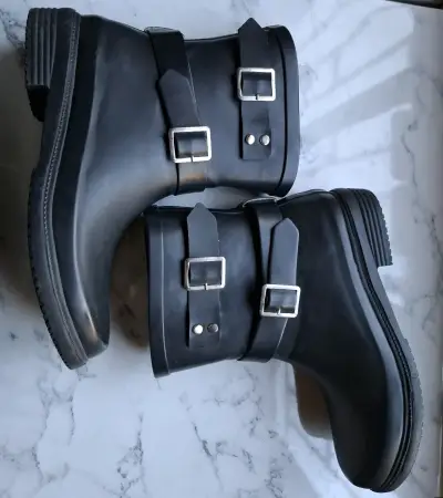 Botas de agua negras con hebillas - miniatura 2