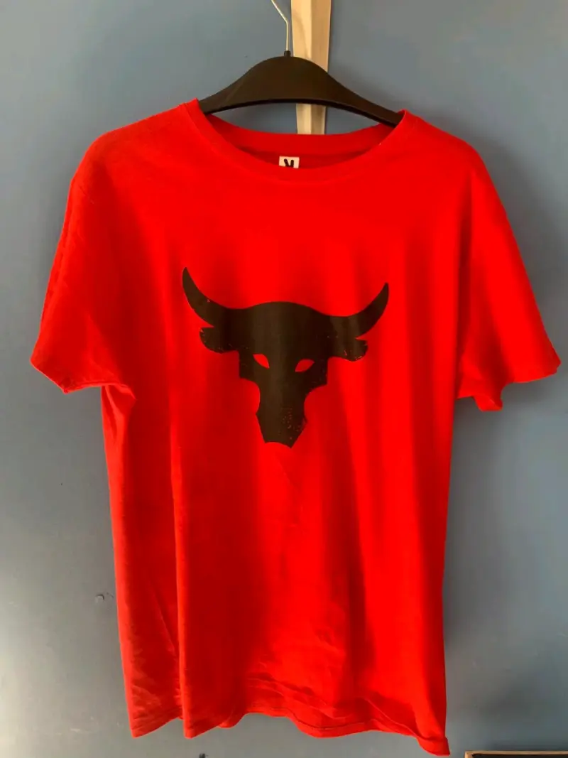 Polera roja con logo de toro - 2