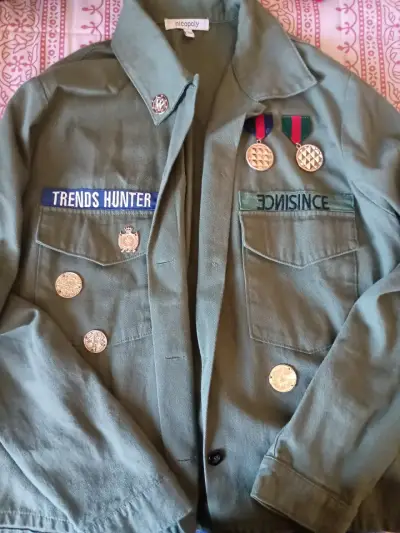 Chaqueta verde militar con insignias - miniatura 1