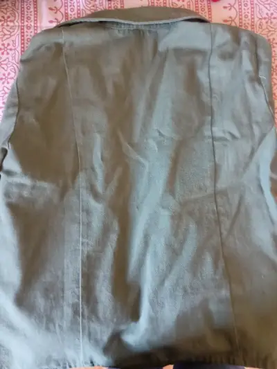 Chaqueta verde militar con insignias - miniatura 2