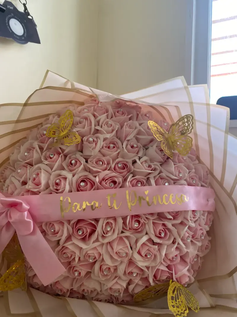 Ramo de rosas de jabón con mariposas - 3