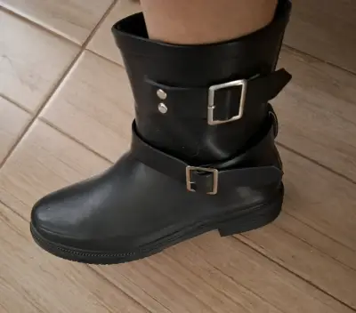 Botas de agua negras con hebillas - miniatura 1