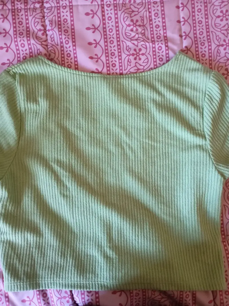Top verde con broche mariposa - 2