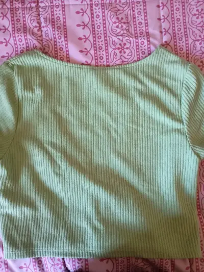 Top verde con broche mariposa - miniatura 2