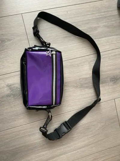 Cartera morada con correa - miniatura 1
