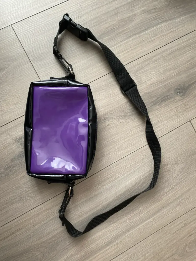 Cartera morada con correa - 2