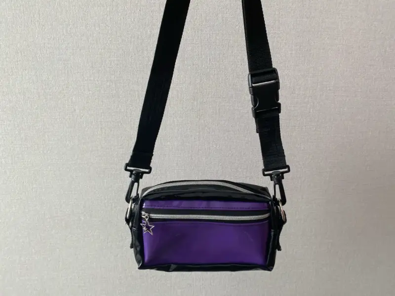 Cartera morada con correa - 3