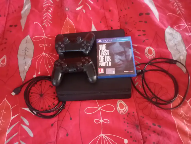Consola PS4 con 2 controles y juego - 1