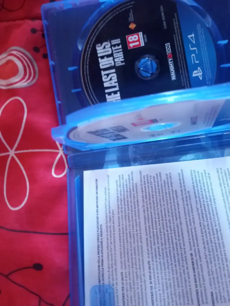 Consola PS4 con 2 controles y juego - 3