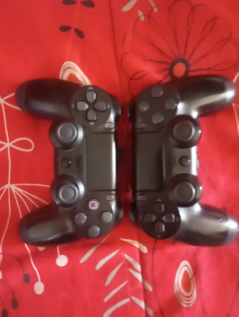Consola PS4 con 2 controles y juego - 4