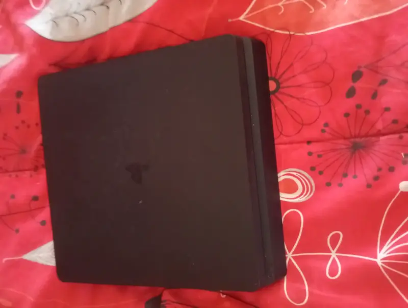 Consola PS4 con 2 controles y juego - 5