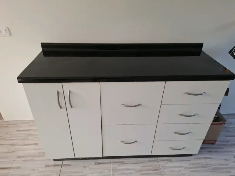 Mueble de cocina cubierta negra - 1