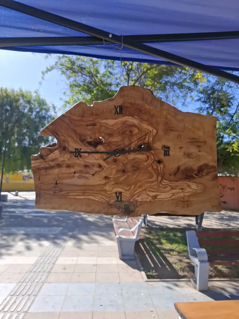 Mesa de madera artesanal - 5