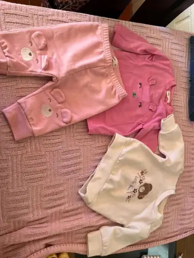 Ropa de bebé rosa y blanca - miniatura 1