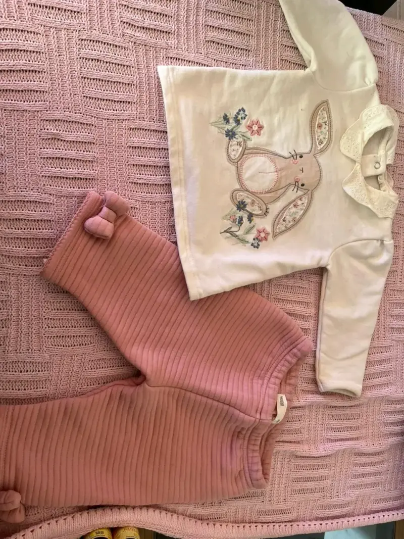 Ropa de bebé rosa y blanca - 2