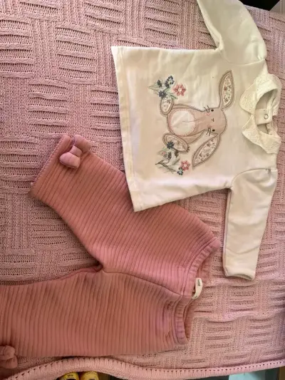 Ropa de bebé rosa y blanca - miniatura 2