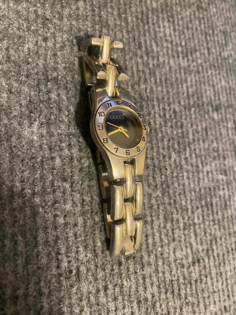 Reloj Gucci dorado vintage
