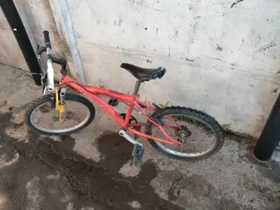 Bicicleta infantil roja usada - miniatura 1