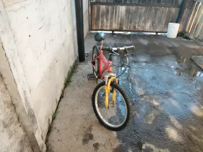 Bicicleta infantil roja usada - miniatura 2