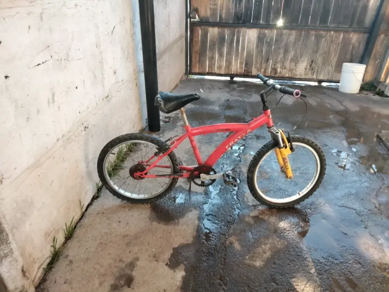 Bicicleta infantil roja usada - 3