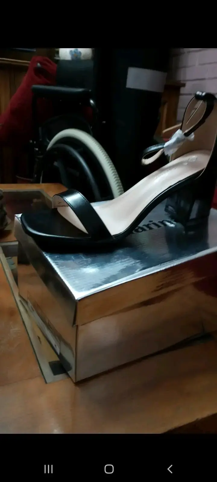Sandalias negras de tacón alto - 1