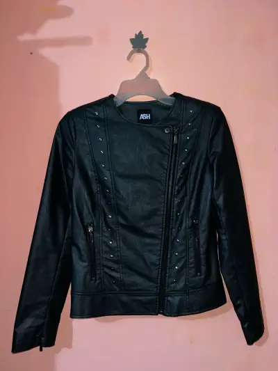 Chaqueta negra de cuero sintético - miniatura 1