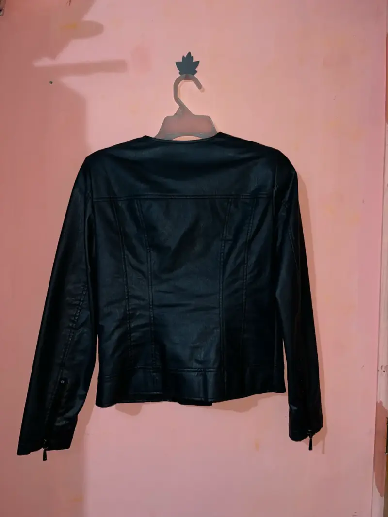Chaqueta negra de cuero sintético - 2