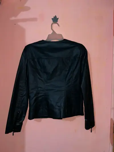 Chaqueta negra de cuero sintético - miniatura 2