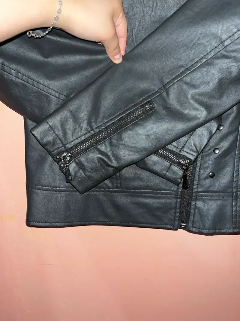 Chaqueta negra de cuero sintético - 4