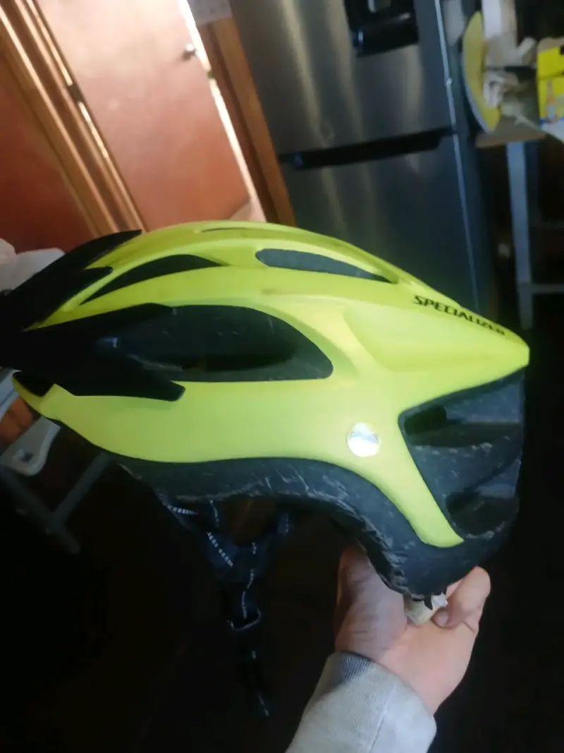 Casco de ciclismo amarillo - 1