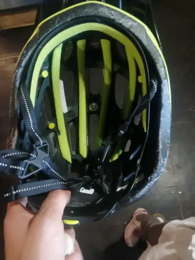 Casco de ciclismo amarillo - miniatura 2