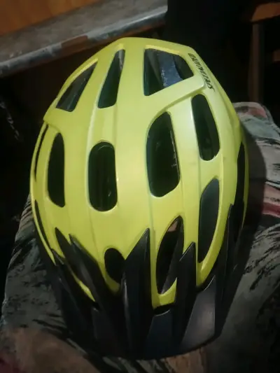 Casco de ciclismo amarillo - miniatura 3
