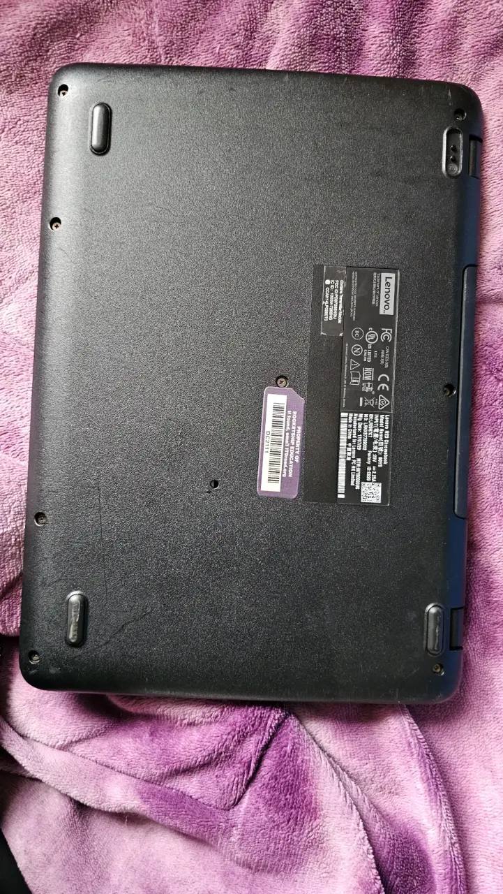 Laptop Lenovo Chromebook negro - 2