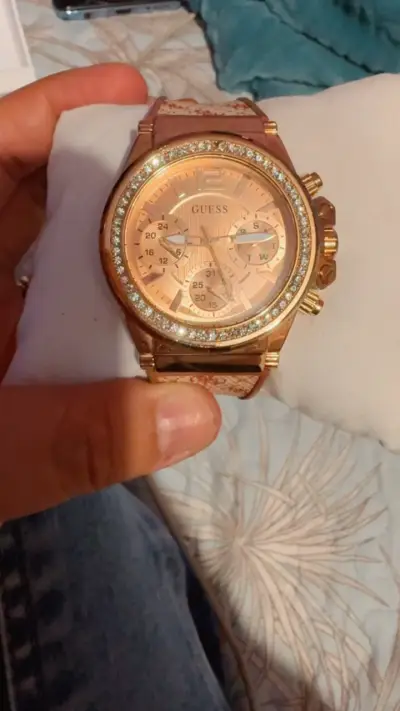 Reloj Guess dorado con cristales - miniatura 3