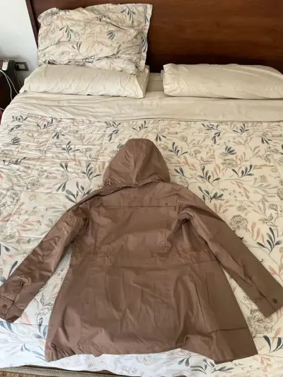 Chaqueta impermeable café con capucha - miniatura 1