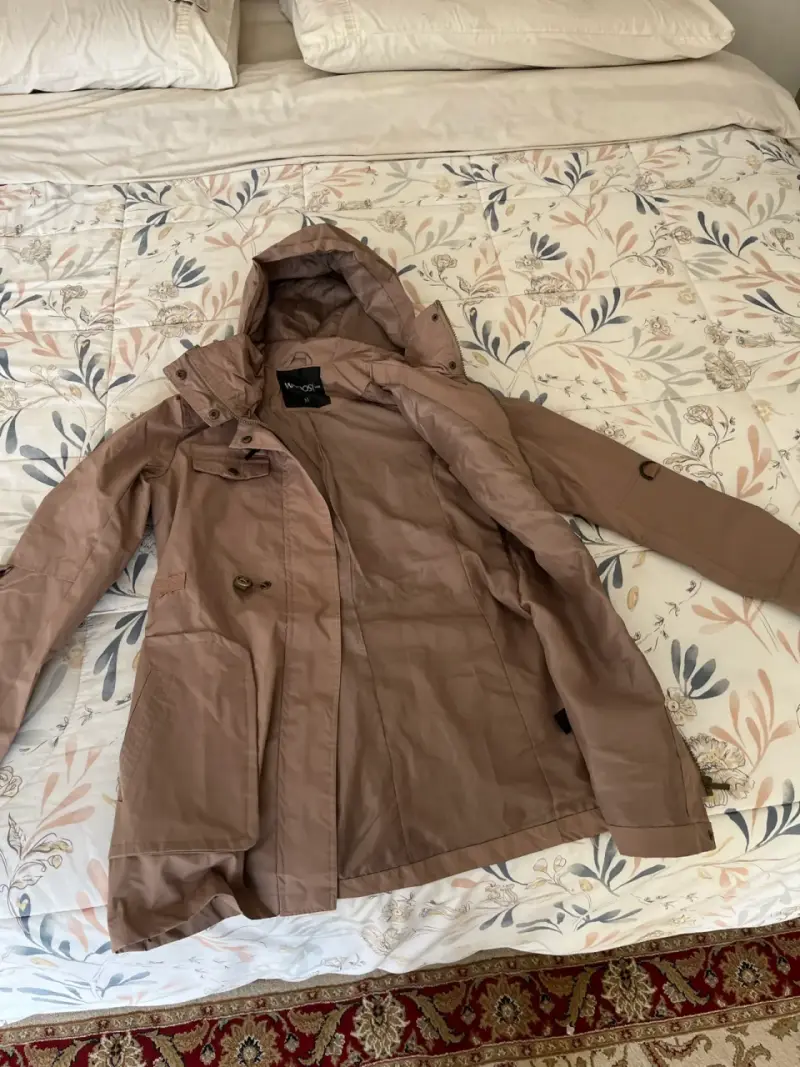 Chaqueta impermeable café con capucha - 2