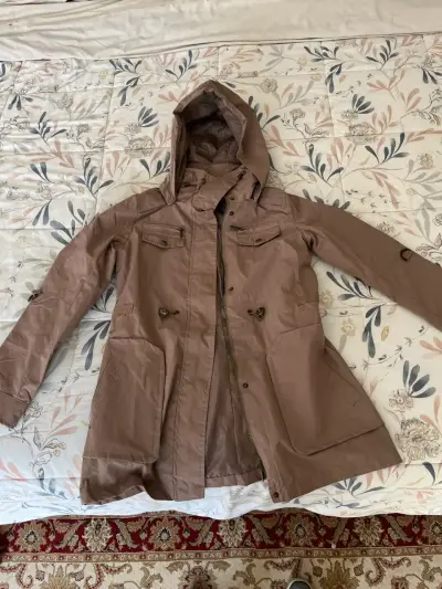 Chaqueta impermeable café con capucha - miniatura 3