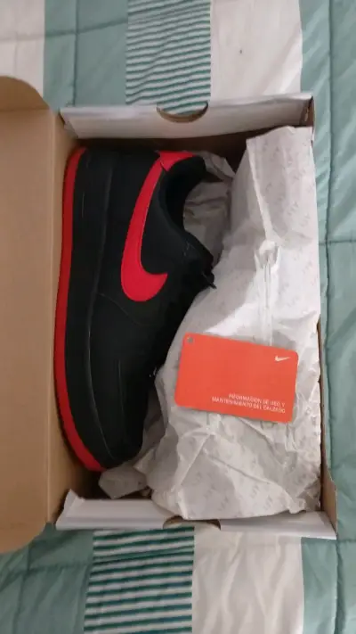 Zapatillas negras con rojo Nike - miniatura 1